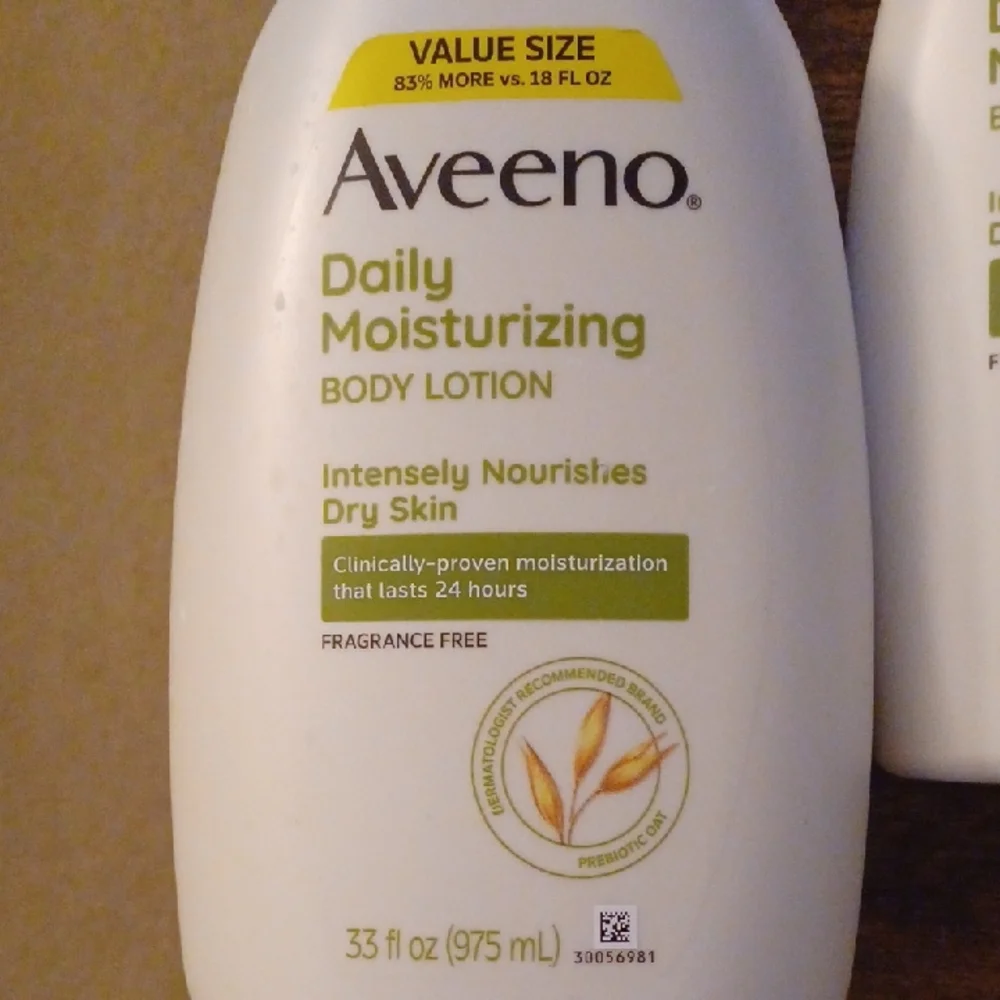 Aveeno Daily Moisturizing Body Lotion — White/Green - Picture 2 of 5